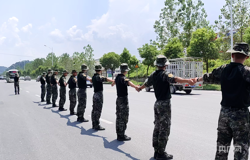 情况紧急！武警战士徒手抬车救人(图2)