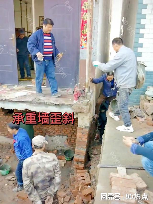 谁有胆住？湖北一施工队用千斤顶升高房子80公分网友捏汗(图4)